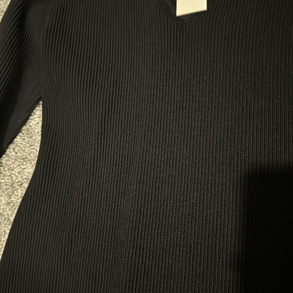 aritzia sculpt knit vneck - Picture 2 of 3